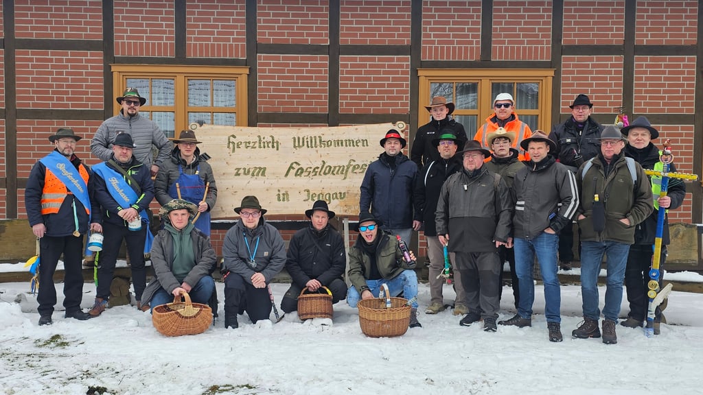 Um 12 Uhr wurde sich am Gemeindesaal getroffen, um dann gemeinsam die Schnorrer-Tour durch Jeggau und Eigenthum zu starten. Gesammelt werden Eier, Wurst, Speck und Getränke.