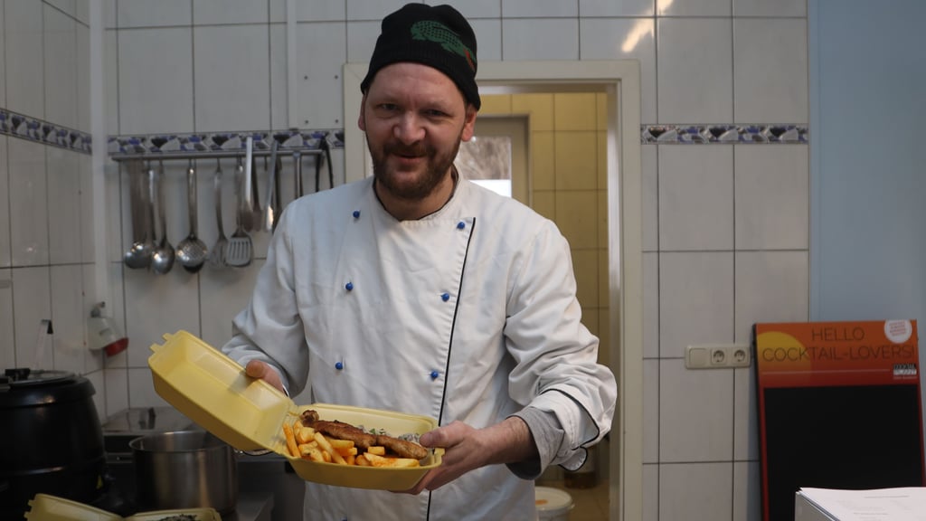 Marcel Frommhagen, bekannt aus dem Restaurant „Zur Hühnerleiter" in Magdeburg Alt-Olvenstedt, versorgt mit einem Kollegen die Gäste im Imbiss „Zur Heimatliebe" an der B71 in Groß Ammensleben.