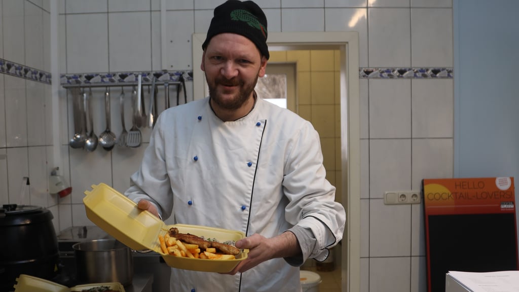 Marcel Frommhagen, bekannt aus dem Restaurant „Zur Hühnerleiter" in Magdeburg Alt-Olvenstedt, versorgt mit einem Kollegen die Gäste im Imbiss „Zur Heimatliebe" an der B71 in Groß Ammensleben.