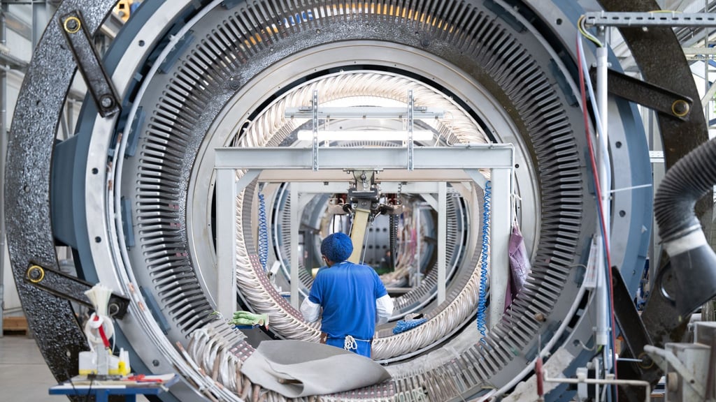 Ein Mitarbeiter der Partzsch Unternehmensgruppe arbeitet an einem Windkraftstator für Windkraftanlagen. (Archivbild)