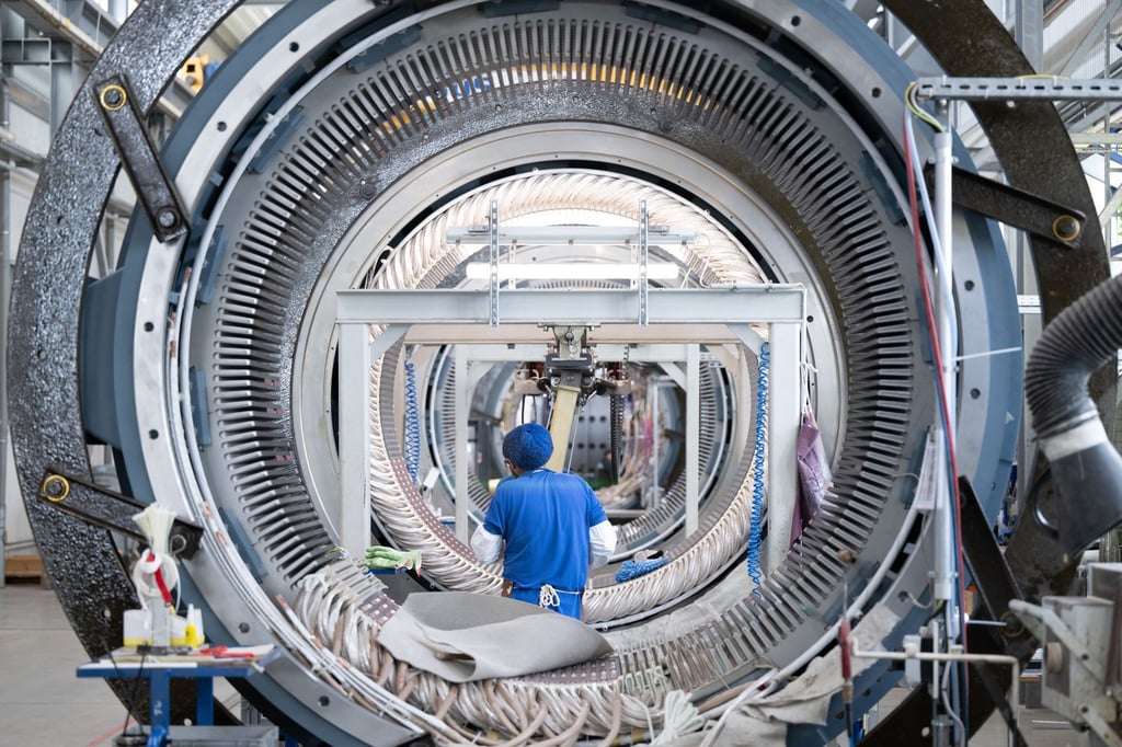 Ein Mitarbeiter der Partzsch Unternehmensgruppe arbeitet an einem Windkraftstator für Windkraftanlagen. (Archivbild)