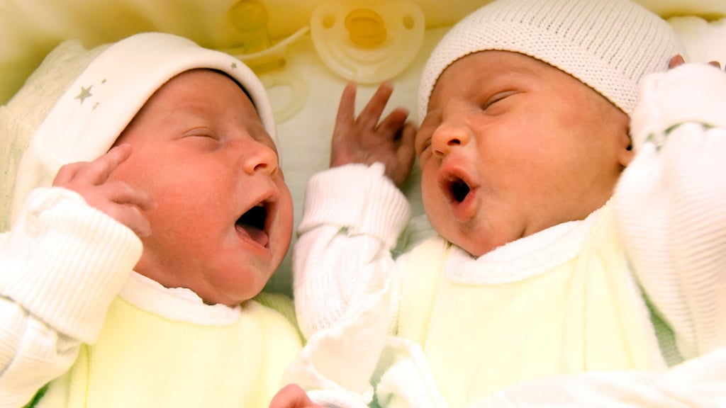 Zwei niedliche Babys: In Sangerhausen kommen aber zu wenig Kinder zur Welt, sodass die Einwohnerzahl bald unter die 25.000-Marke sinken könnte.