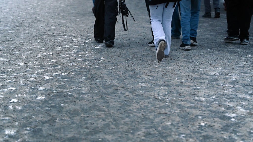 Der Deutsche Wetterdienst meldet eine vorübergehende Entspannung, am Abend und nachts ist aber mit weiterem Glatteis zu rechnen. (Archivbild)