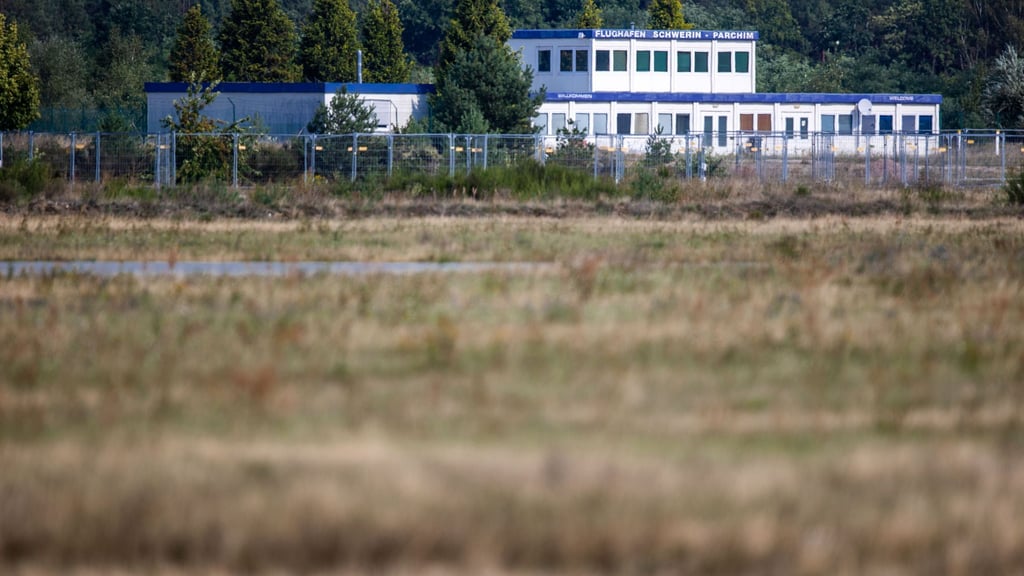 Ende Januar gab es nach Angaben der Stadt Parchim Gespräche mit Vertretern der deutschen Marine über den stillgelegten Flughafen Schwerin-Parchim. (Archivbild)