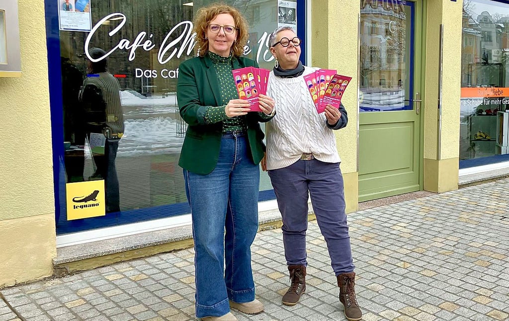 Gleichstellungsbeauftragte Katja  Henze (links) und Unternehmerin Karolin Schubert vor dem Veranstaltungsort der „Dienstagsgespräche für Frauen“ in Weißenfels. 