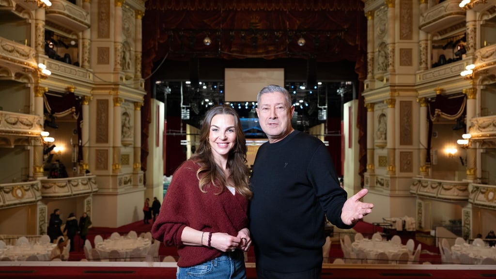 Das Moderatoren-Duo Annika Lau und Joachim Llambi führt durch den diesjährigen Semperopernball.