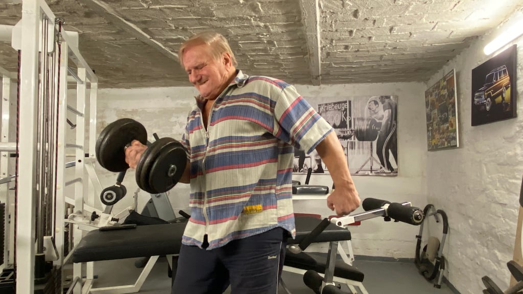 DDR-Kraftsportler Manfred Machus bringt die 25-Kilo-Hanteln auch mit über 80 noch problemlos in Bewegung.