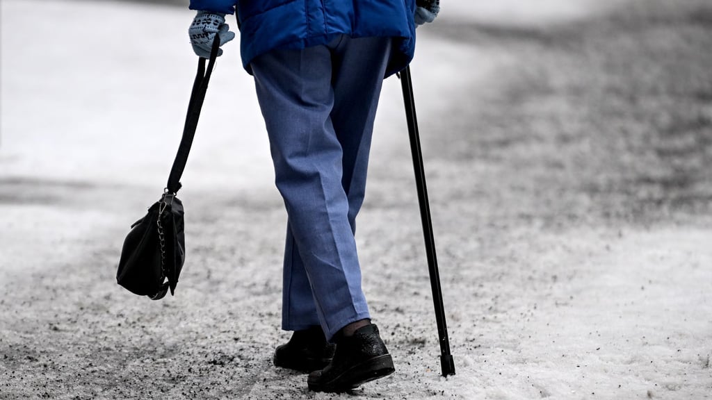 Wegen Glätte bleiben evangelische Friedhöfe in Berlin am Wochenende geschlossen.