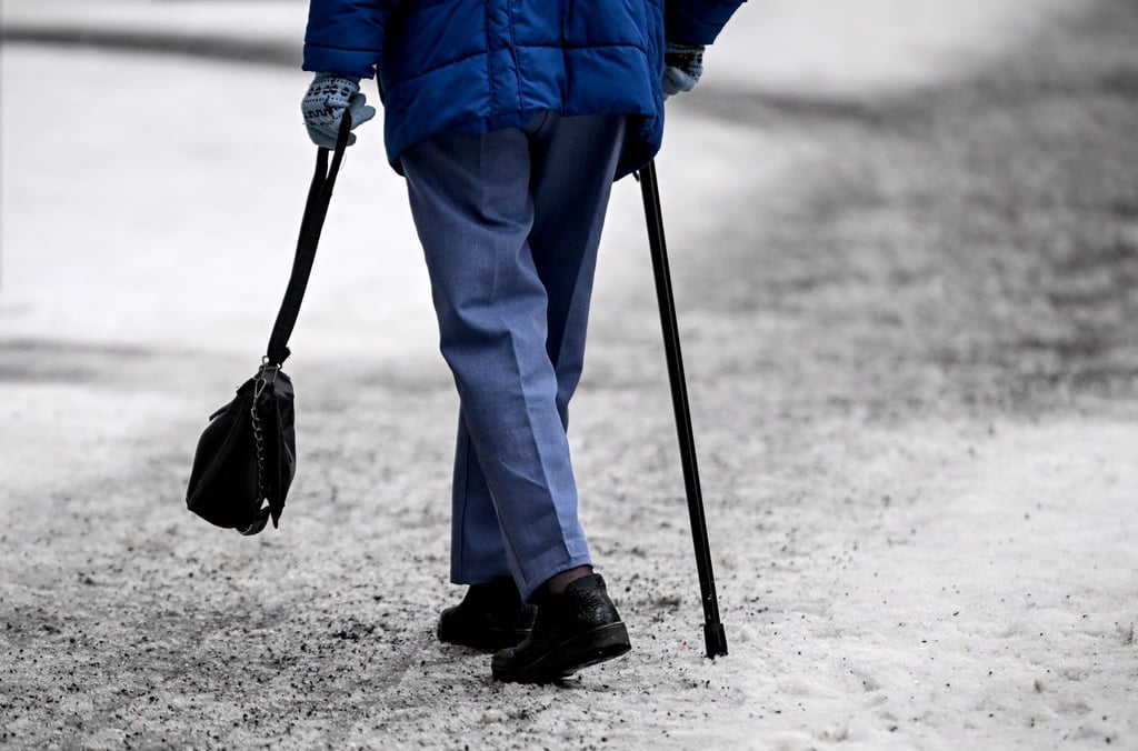 Wegen Glätte bleiben evangelische Friedhöfe in Berlin am Wochenende geschlossen.