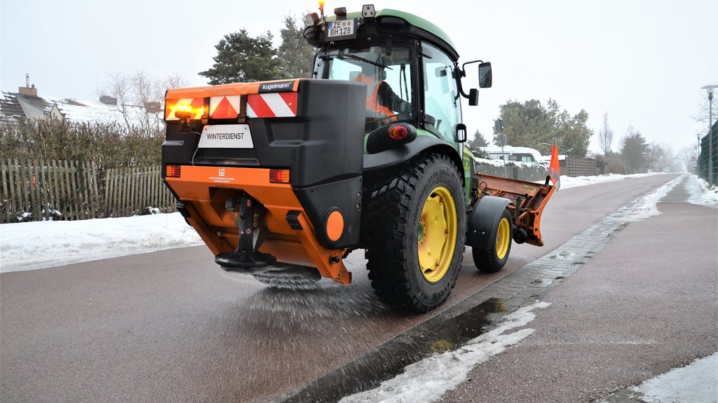 Der Zerbster Bauhof war die vergangenen Tage aufgrund der Glätte besonders gefordert und streute Salz, um die Straßen befahrbar zu machen.