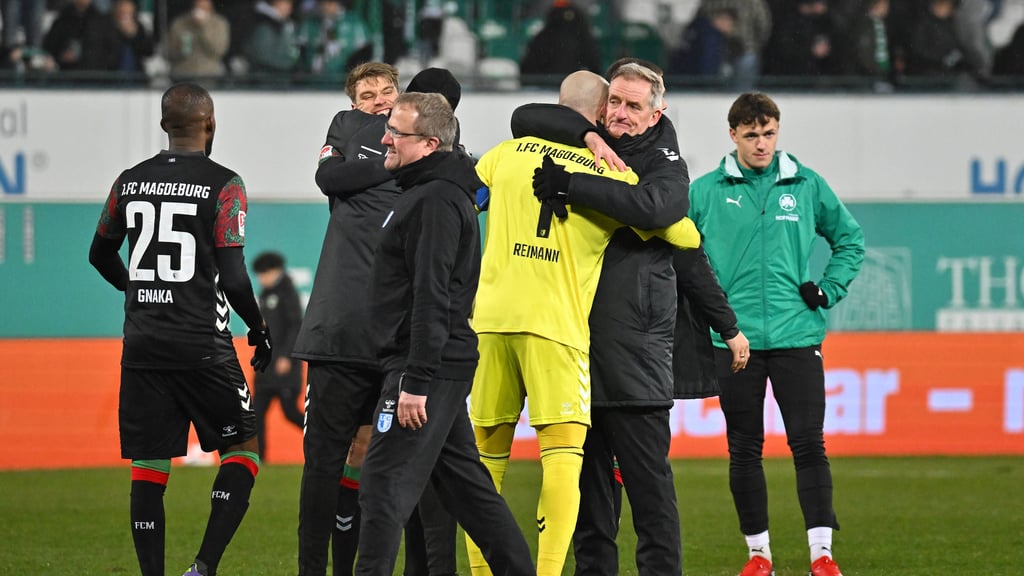 FCM-Trainer Petrik Sander herzt nach dem Sieg in Fürth seinen Keeper Dominik Reimann, der beim 5:4-Erfolg keine gute Figur gemacht hatte.
