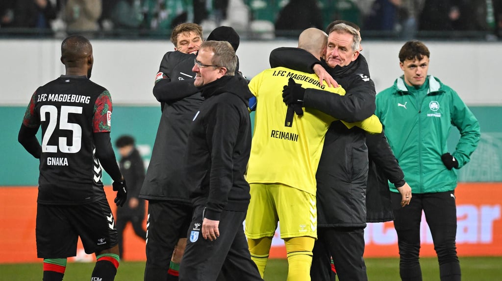 FCM-Trainer Petrik Sander herzt nach dem Sieg in Fürth seinen Keeper Dominik Reimann, der beim 5:4-Erfolg keine gute Figur gemacht hatte.