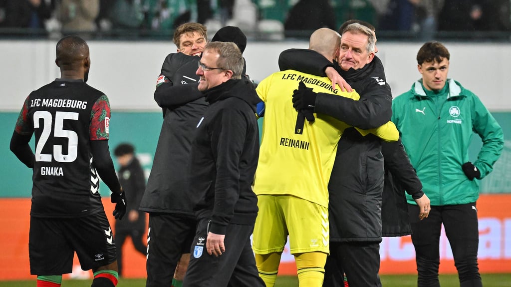 FCM-Trainer Petrik Sander herzt nach dem Sieg in Fürth seinen Keeper Dominik Reimann, der beim 5:4-Erfolg keine gute Figur gemacht hatte.