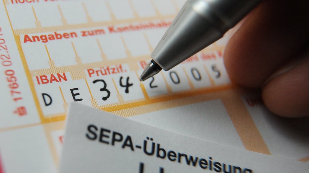 Dem Bankmitarbeiter war die Unterschrift seltsam vorgekommen. 