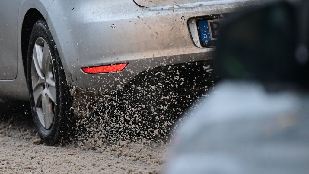 Streusalz und Dreck können dem Auto im Winter ganz schön zusetzen.
