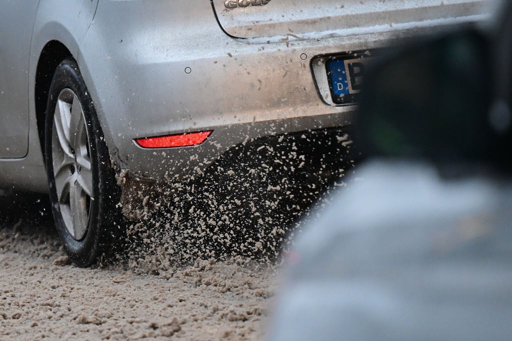 Streusalz und Dreck können dem Auto im Winter ganz schön zusetzen.