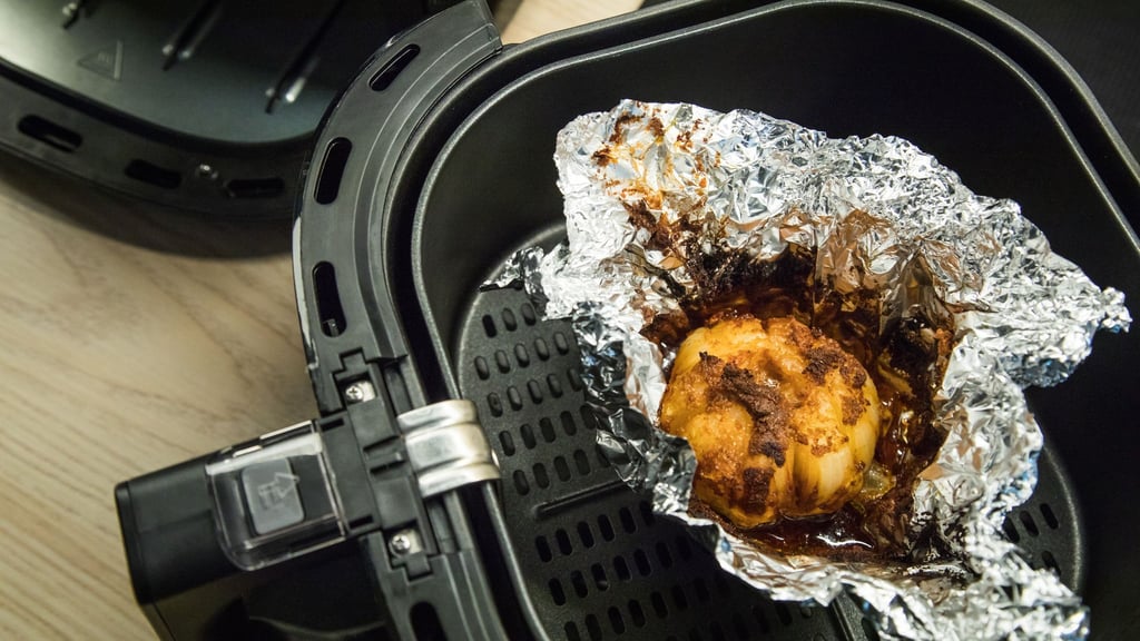 Keine gute Idee: Durch die Alufolie im Airfryer kann die Luftzirkulation gestört werden - die Lebensmittel werden so weniger knusprig.
