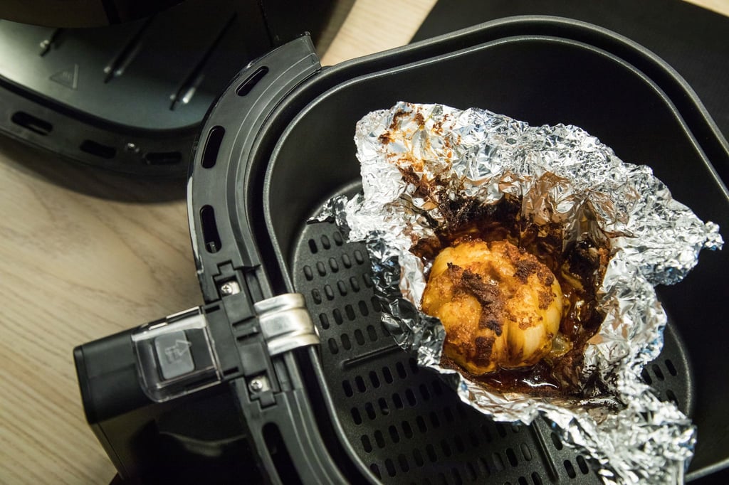 Keine gute Idee: Durch die Alufolie im Airfryer kann die Luftzirkulation gestört werden - die Lebensmittel werden so weniger knusprig.