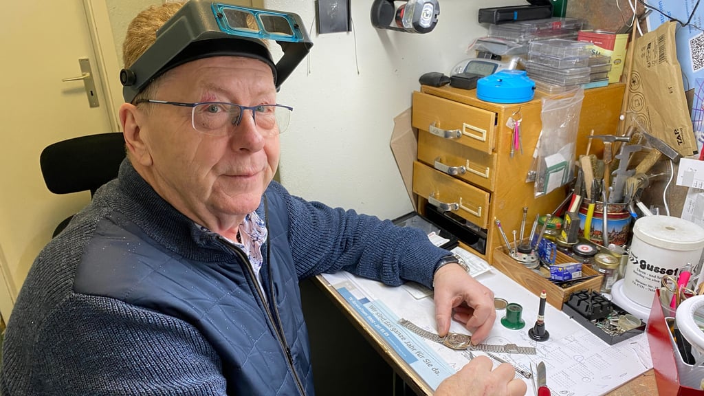 Thomas Plettau ist Uhrmachermeister und Inhaber eines Juweliergeschäfts in der Schartauer Straße in Burg.