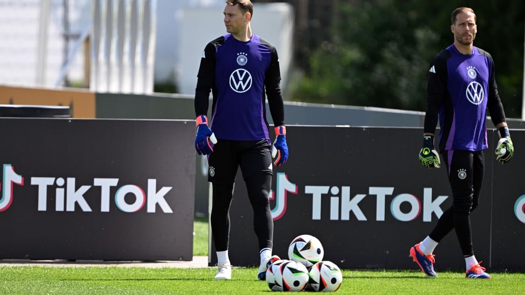 Das Duell der Torhüter Neuer und Baumann (r) ist in den Fokus gerückt. Wegen eines Infekts von Neuer wackelt es. (Archivbild)