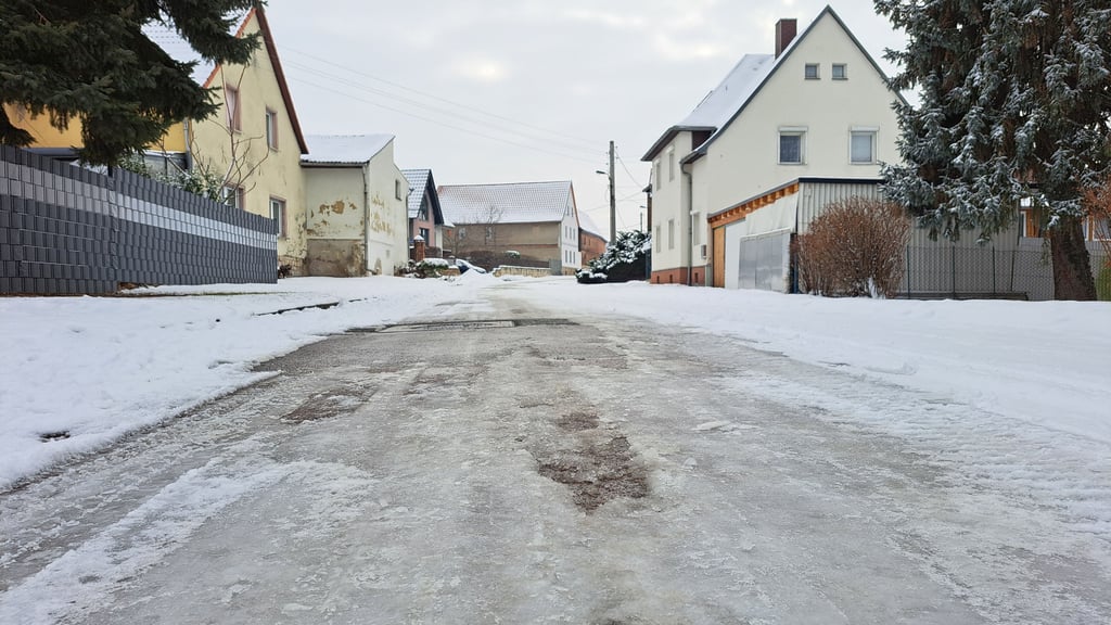 Im unteren Teil der Borauer Leninstraße hat sich ein dicker und gefährlicher Eispanzer gebildet.
