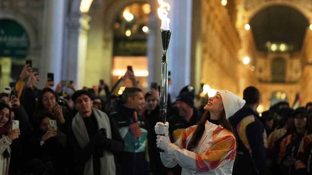 Das olympische Feuer ist bereits in Mailand, Balletttänzerin Nicoletta Manni trägt hier die Fackel.