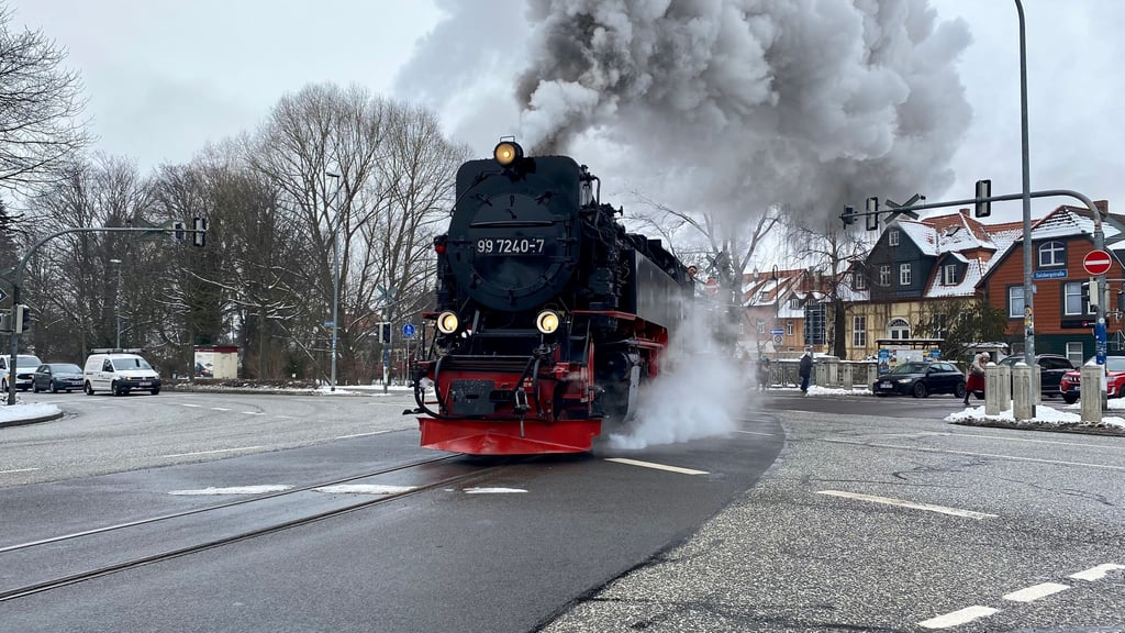 Auf der Westerntor-Kreuzung treffen Wernigerodes Innenstadtring, die Friedrichstraße als Hauptverkehrsader Hasserodes und die Gleise der Harzer Schmalspurbahnen aufeinander.
