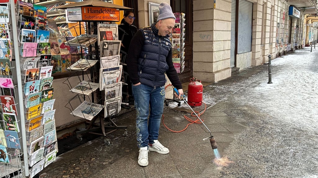 Beim Kampf gegen das Glatteis greifen manche Berliner zu ungewöhnlichen Methoden.