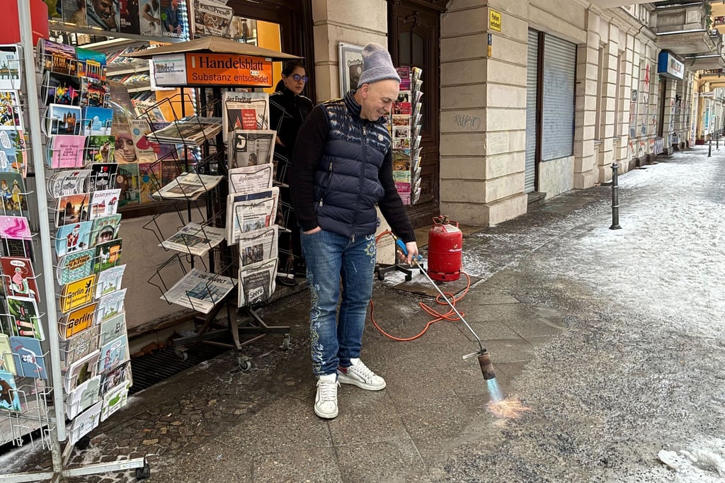 Beim Kampf gegen das Glatteis greifen manche Berliner zu ungewöhnlichen Methoden.