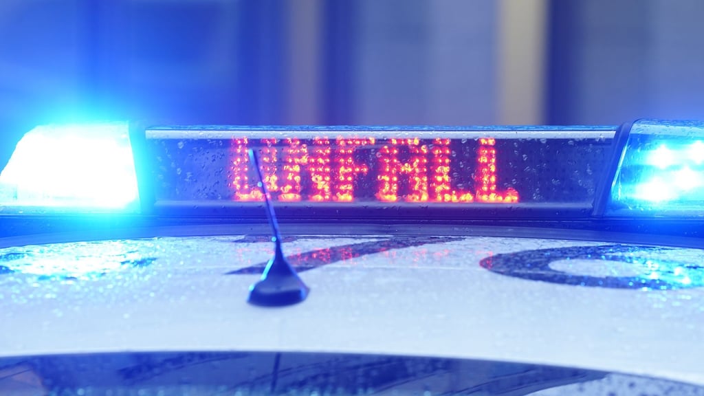 Auf der A14 ist ein 17-Jähriger bei einem Unfall bei Schönebeck leicht verletzt worden.