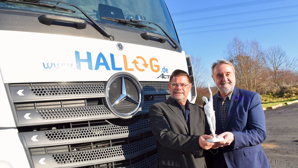 Hallog-Geschäftsführer Uwe Ritzmann (links) und Prokurist Wolfgang Groß freuen sich über den „Premier“, die höchste Stufe beim „Großen Preis des Mittelstandes“.
