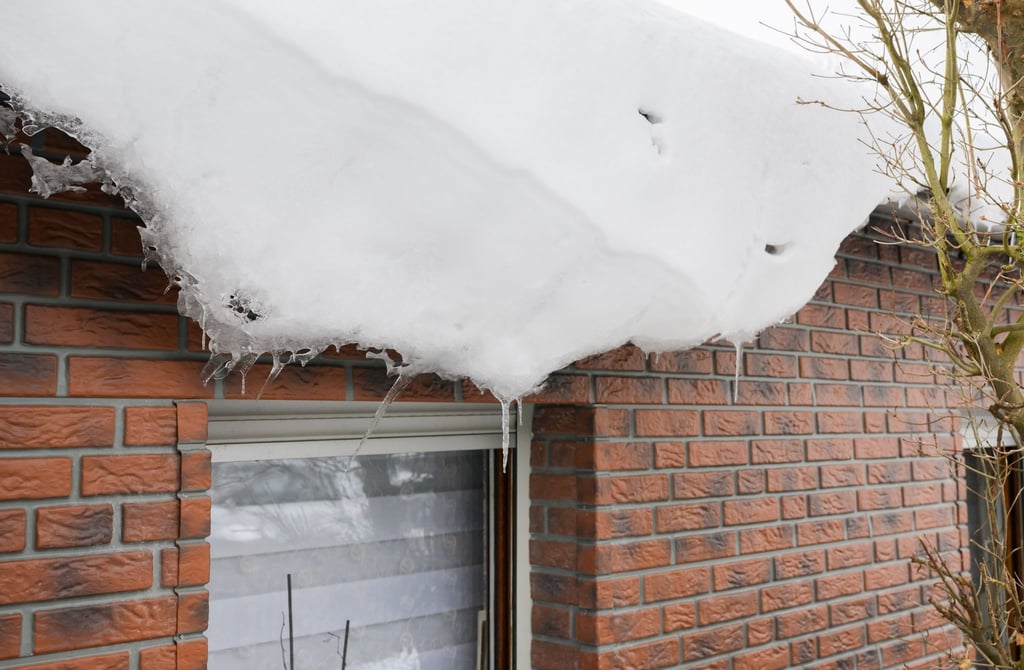 Wenn vor allem bei Tauwetter Schnee und Eis vom Dach rutschen, ist das nicht nur gefährlich, sondern kann auch teuer werden. Denn für Schäden durch Dachlawinen haften in vielen Fällen die Hausbesitzer.