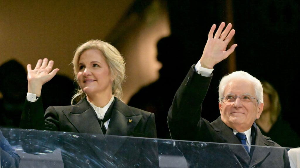 Wer steht hier neben Staatspräsident Sergio Mattarella? Der italienische TV-Kommentator erkannte IOC-Präsidentin Kirsty Coventry nicht.