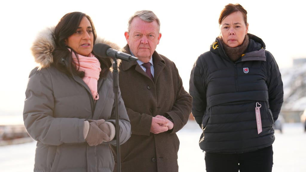 Dänemarks Außenminister Lars Løkke Rasmussen, hier mit seinen Amtskolleginnen aus Kanada (l) und Grönland (r), glaubt an eine Einigung mit den USA.