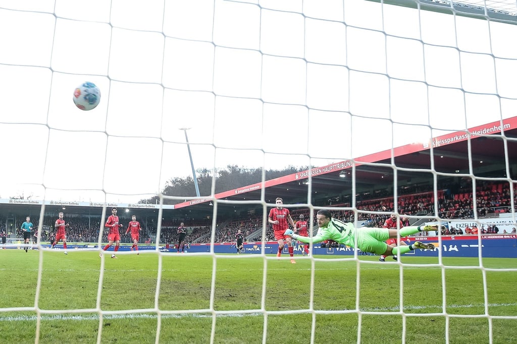Heidenheim Torwart Ramaj streckte sich beim 0:1 durch Königsdörffer vergeblich.