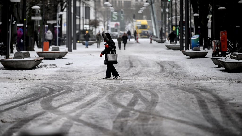 Der Deutsche Wetterdienst rechnet weiterhin mit Glätte in Berlin und Brandenburg. (Symbolbild)