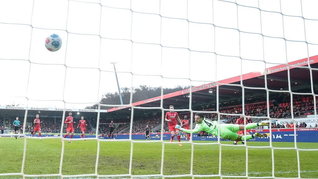 Heidenheim Torwart Ramaj streckte sich beim 0:1 durch Königsdörffer vergeblich.