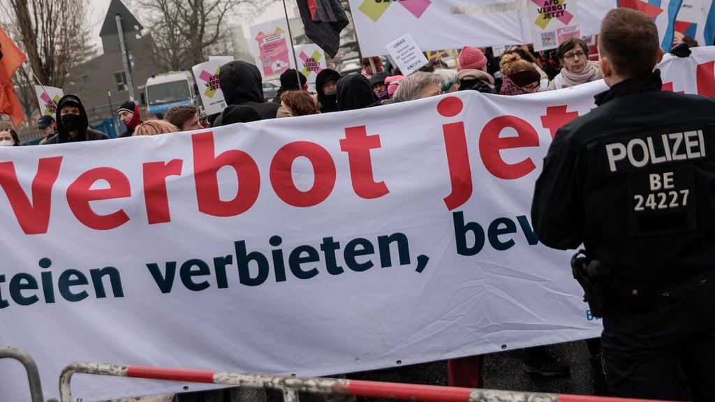 Menschen protestieren gegen die konstituierende Versammlung des Berliner Landesverbandes der AfD-Jugendorganisation Generation Deutschland (GD).