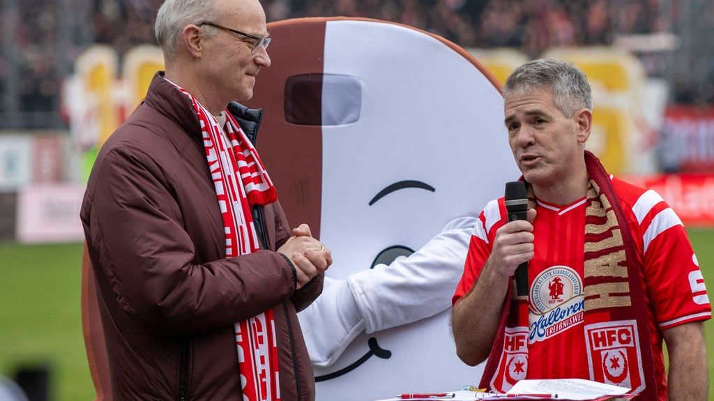Halloren-Chef Darren Ehlert (r.) unterzeichnete den Vertrag im Stadion. HFC-Präsident Jürgen Fox freut es. 