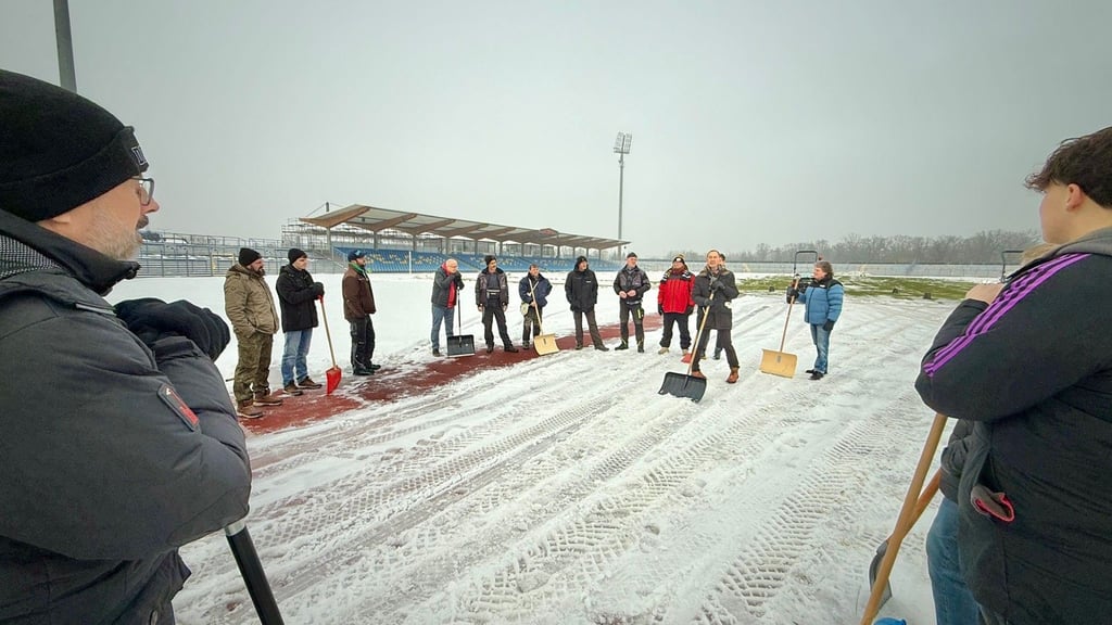 Etwa 50 Freiwillige hatten sich am Sonnabend im Dessauer Paul-Greifzu-Stadion zum Schneeschippen getroffen.