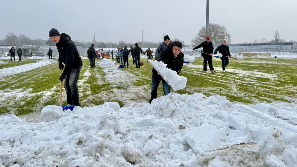 Auf dem Platz in Dessau hatte eine dicke Schneeschicht gelegen. 