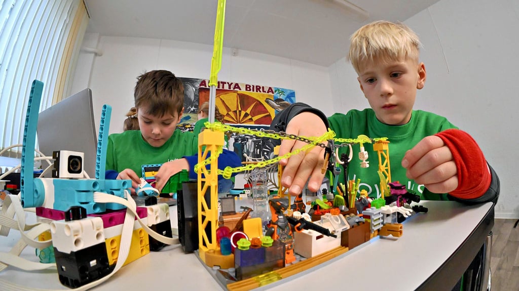 Konzentriert bei der Sache: Die Namensvettern Louis und Louis bauen im Lego-Camp in Nachterstedt an einem Krankenwagen und einer „kriegerischen Welt“. 