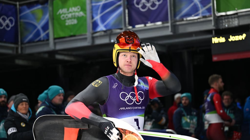Max Langenhan liegt zur Halbzeit der Rodelrennen af Goldkurs - und das trotz einem steifen Hals.