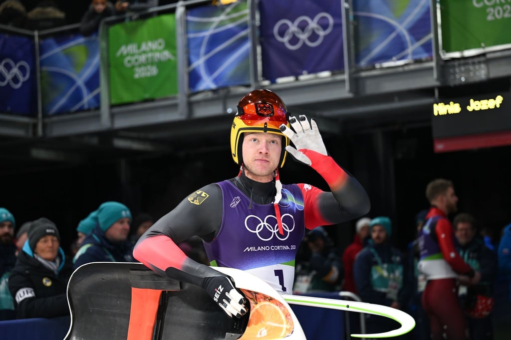 Max Langenhan liegt zur Halbzeit der Rodelrennen af Goldkurs - und das trotz einem steifen Hals.