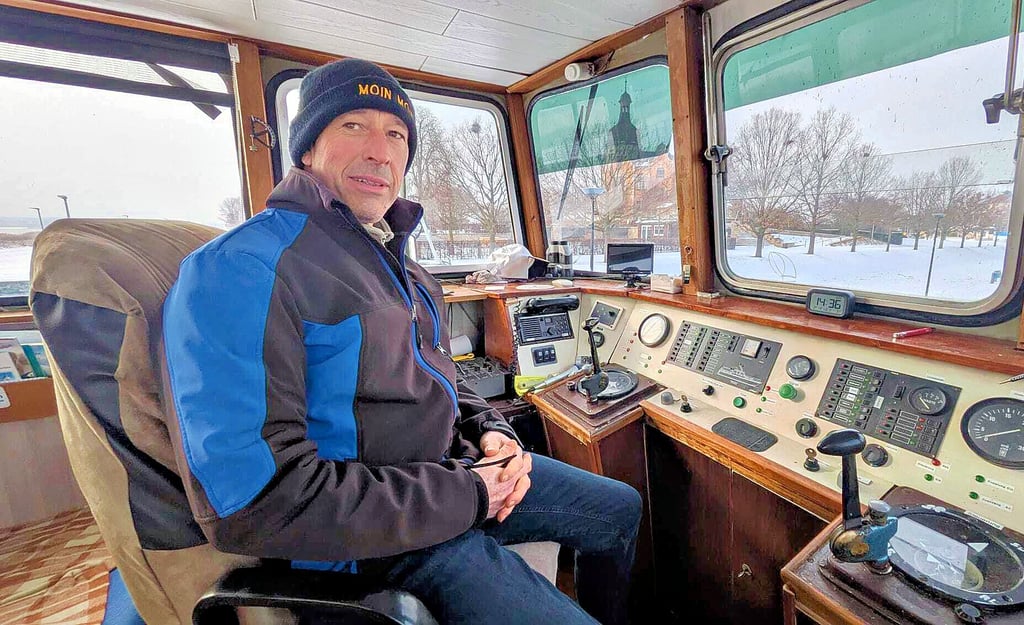 Dirk Metzker begann vor fast zehn Jahren ebenfalls als Bootsmann auf der Vineta. Heute ist er ihr Kapitän. 