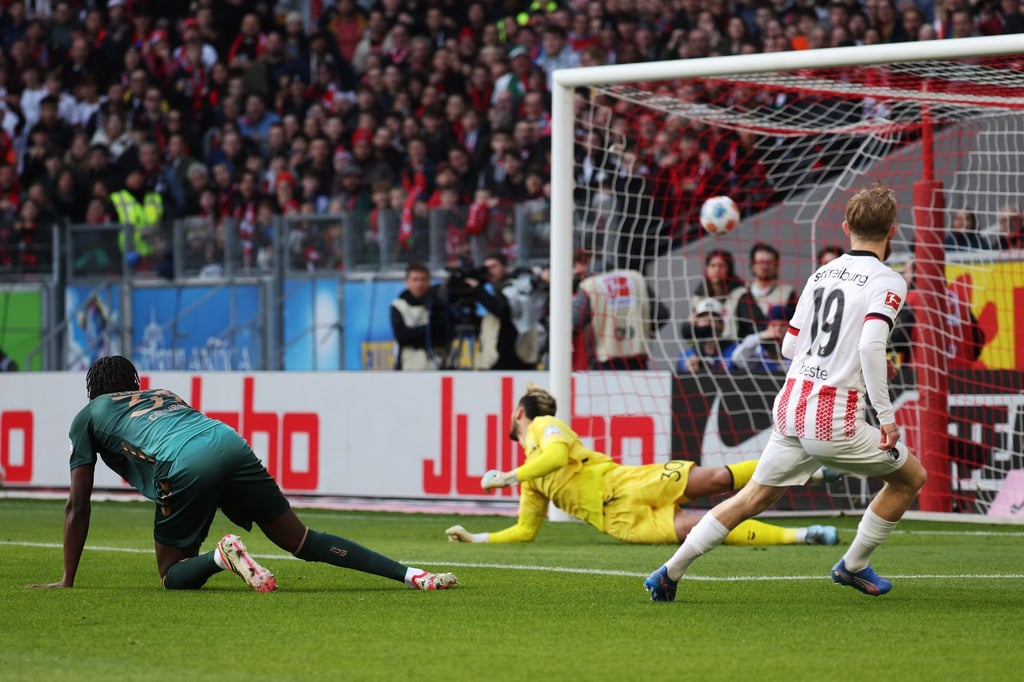 Rein ins Freiburger Glück: Niklas Beste trifft sehenswert zum 1:0.