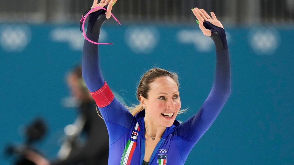 Eisschnellläuferin Francesca Lollobrigida gewann sensationell Gold über die 3.000 Meter.