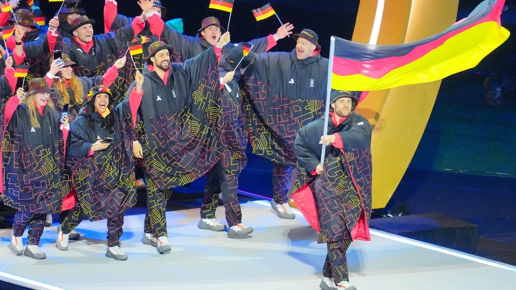 Angeführt von Fahnenträger Leon Draisaitl lief das deutsche Team ins Mailänder Stadion ein.