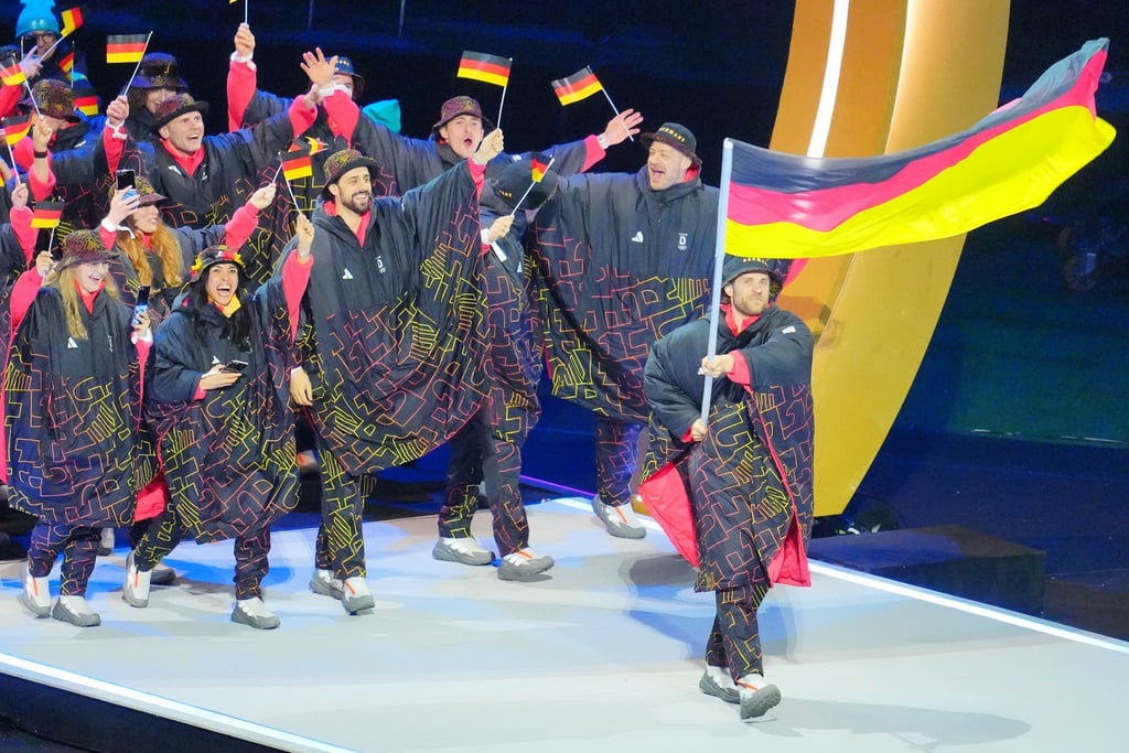 Angeführt von Fahnenträger Leon Draisaitl lief das deutsche Team ins Mailänder Stadion ein.