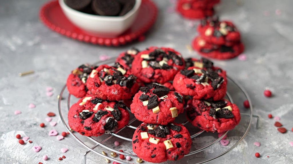 Sie erinnern in der Tat an roten Samt: Die Red Velvet Cookies hat Food-Bloggerin Mareike Pucka mit Herzchen und Knusperstückchen getoppt.